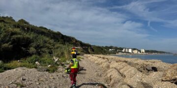 Malore mentre pesca sugli scogli, 70enne salvato dall’elisoccorso