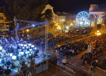 Dalla musica classica a quella leggera applausi per la Fanfara della polizia. Stasera “Party90 show”