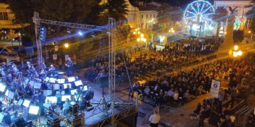 Dalla musica classica a quella leggera applausi per la Fanfara della polizia. Stasera “Party90 show”