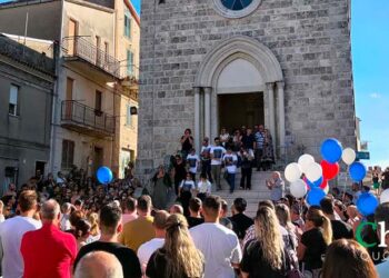 Lentella si ferma per salutare Kevin. «Abbiamo il cuore spezzato, ma sappiamo che sarai sempre con noi»