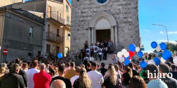 Lentella si ferma per salutare Kevin. «Abbiamo il cuore spezzato, ma sappiamo che sarai sempre con noi»