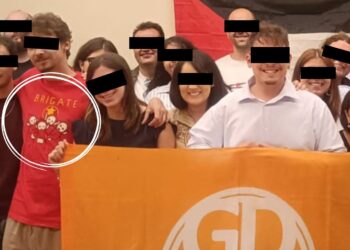 T-shirt della band trapper P38 durante il congresso, il centrodestra unito: «Apologia di terrorismo»