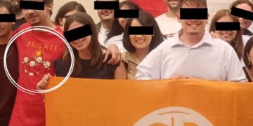 T-shirt della band trapper P38 durante il congresso, il centrodestra unito: «Apologia di terrorismo»