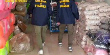 Cosmetici con sostante tossiche e pupazzi Labubu contraffatti: sequestri e 6 denunce