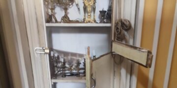 Ladri nella chiesetta del centro storico: quattro porte sfondate, danno ingente