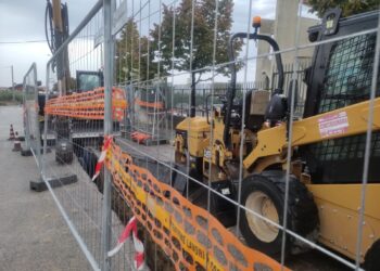 Disagi per il cantiere Enel davanti all’entrata, rinviata al 15 l’apertura del liceo Mattioli
