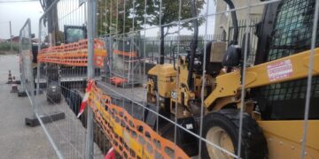 Disagi per il cantiere Enel davanti all’entrata, rinviata al 15 l’apertura del liceo Mattioli