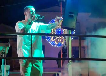 San Michele, applausi per la banda musicale della Guardia di Finanza e Luca Dirisio. Stasera i Nomadi