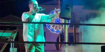 San Michele, applausi per la banda musicale della Guardia di Finanza e Luca Dirisio. Stasera i Nomadi