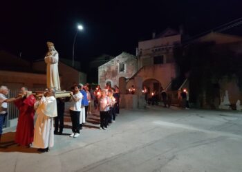 La statua della Vergine per le strade di San Lorenzo: la processione della Madonna di La Salette