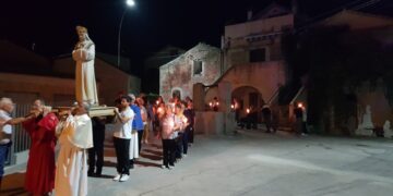 La statua della Vergine per le strade di San Lorenzo: la processione della Madonna di La Salette