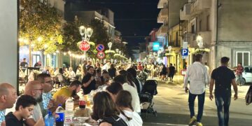 La città di San Salvo a cena in un’unica grande tavolata: la seconda edizione de “La Magnalonga”