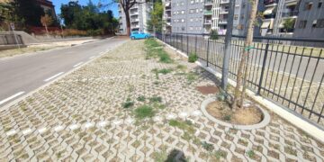 La scuola è ricominciata, ma parcheggio vuoto e auto ferme per strada