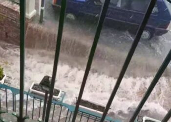 Bomba d’acqua dura pochi minuti, ma fango per strada e circolazione in tilt
