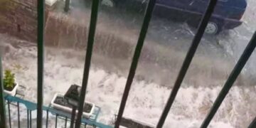 Bomba d’acqua dura pochi minuti, ma fango per strada e circolazione in tilt