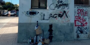 Chiesetta di San Nicola, muri imbrattati e rifiuti sparsi nel piazzale