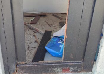 Porte sfondate e immondizia, vandali devastano le cabine dell’area eventi