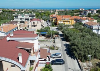 «Strada stretta, ma le auto sfrecciano. Da vent’anni chiediamo ampliamento e sicurezza»