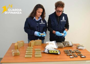 Gestivano lo spaccio di stupefacenti con un cellulare dal carcere, scoperti dalla finanza