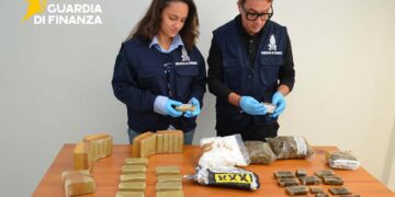 Gestivano lo spaccio di stupefacenti con un cellulare dal carcere, scoperti dalla finanza