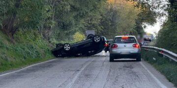 Auto si ribalta sulla provinciale San Lorenzo