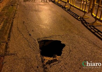 Si apre voragine in via Madonna dell’Asilo, area transennata