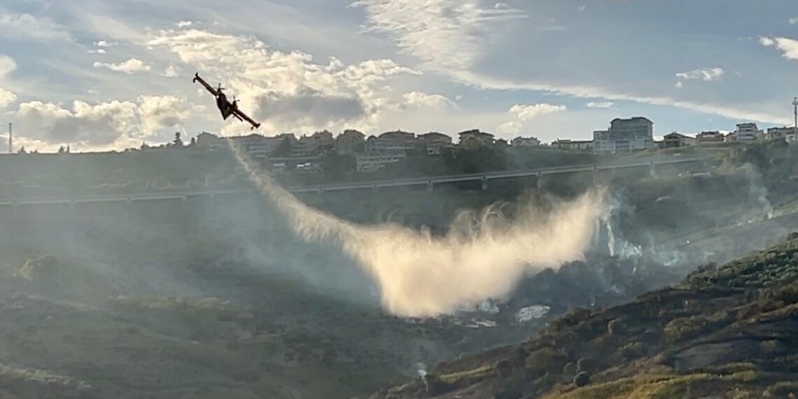 Il rogo è sotto controllo: per spegnerlo sono servite decine di lanci d’acqua di Canadair ed elicottero