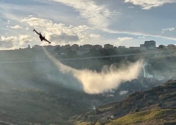 Il rogo è sotto controllo: per spegnerlo sono servite decine di lanci d’acqua di Canadair ed elicottero