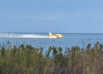 A fuoco il costone orientale: due Canadair e un elicottero per domare le fiamme