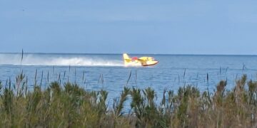 A fuoco il costone orientale: due Canadair e un elicottero per domare le fiamme