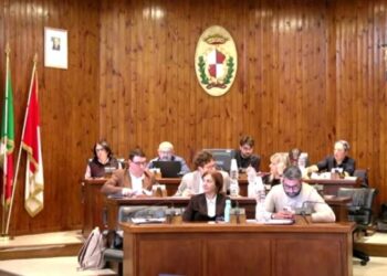 «Mozione su Gaza, FdI esce dall’aula, è vergognoso». La replica: «Dal Pd una farsa contro i prodotti israeliani»