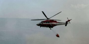 Incendio, rientrate a casa le otto famiglie evacuate. Pompieri e protezione civile controllano le fumarole