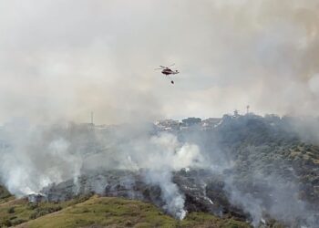 A fuoco il costone orientale: due Canadair e un elicottero per domare le fiamme