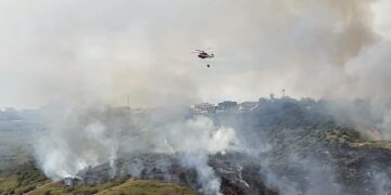 Incendio nelle campagne del costone orientale: pompieri lottano contro le fiamme