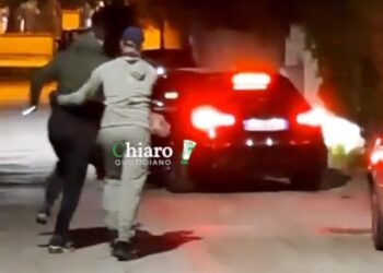 Pochi minuti per mettere a segno il colpo: in via Carlo Della Penna passanti riprendono i ladri in fuga