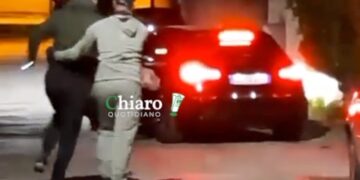 Pochi minuti per mettere a segno il colpo: in via Carlo Della Penna passanti riprendono i ladri in fuga