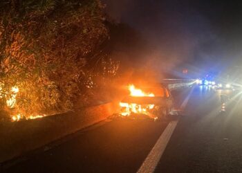 Incendio sull’A14: le fiamme distruggono un’auto