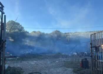 Incendio a Casarza, colonna di fumo sulla SS16. Deposito a fuoco