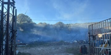 Incendio a Casarza, colonna di fumo sulla SS16. Deposito a fuoco
