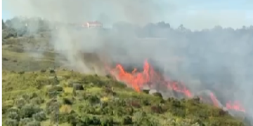 Incendio nelle campagne del costone orientale: pompieri lottano contro le fiamme