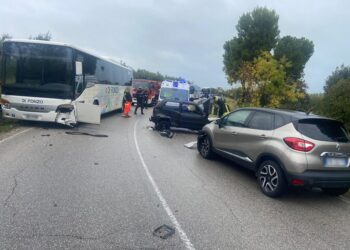 Scontro tra due auto e un pullman sulla provinciale Vasto-San Salvo, un ferito