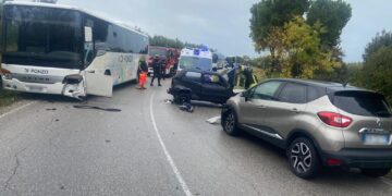 Scontro tra due auto e un pullman sulla provinciale Vasto-San Salvo, un ferito