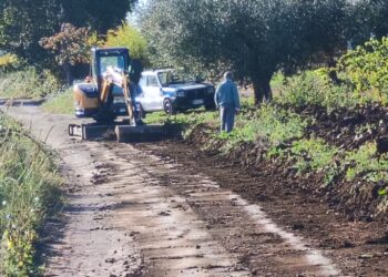 Strada coperta di fango, dopo la protesta il Comune manda l’escavatore per pulirla
