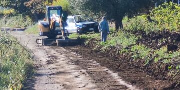 Strada coperta di fango, dopo la protesta il Comune manda l’escavatore per pulirla