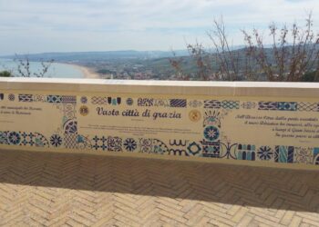 Altre maioliche sulla loggia Amblingh: l’iniziativa di Lions, scuola Paolucci e Creta Rossa