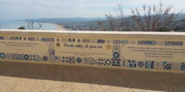 Altre maioliche sulla loggia Amblingh: l’iniziativa di Lions, scuola Paolucci e Creta Rossa