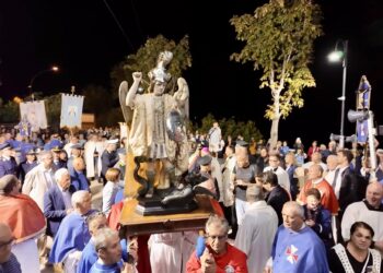 San Michele torna nella sua chiesa: la processione solenne tra due ali di folla