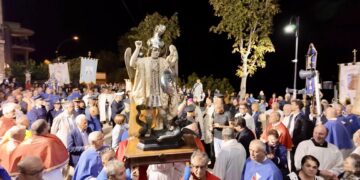 San Michele torna nella sua chiesa: la processione solenne tra due ali di folla