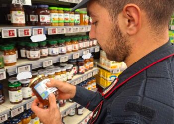 300 chili di miele non tracciato: sequestro e sospensione immediata per un laboratorio alimentare