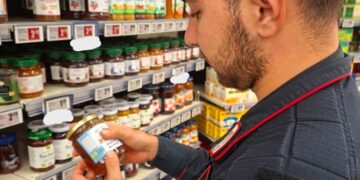 300 chili di miele non tracciato: sequestro e sospensione immediata per un laboratorio alimentare